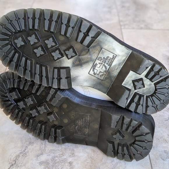 Doc Martens 'Devon Heart' Platform Boots (women's 9) - Picture 10 of 11